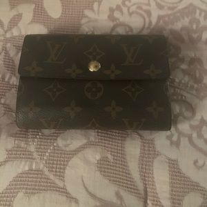 Louis Vuitton petite Helene wallet barely used